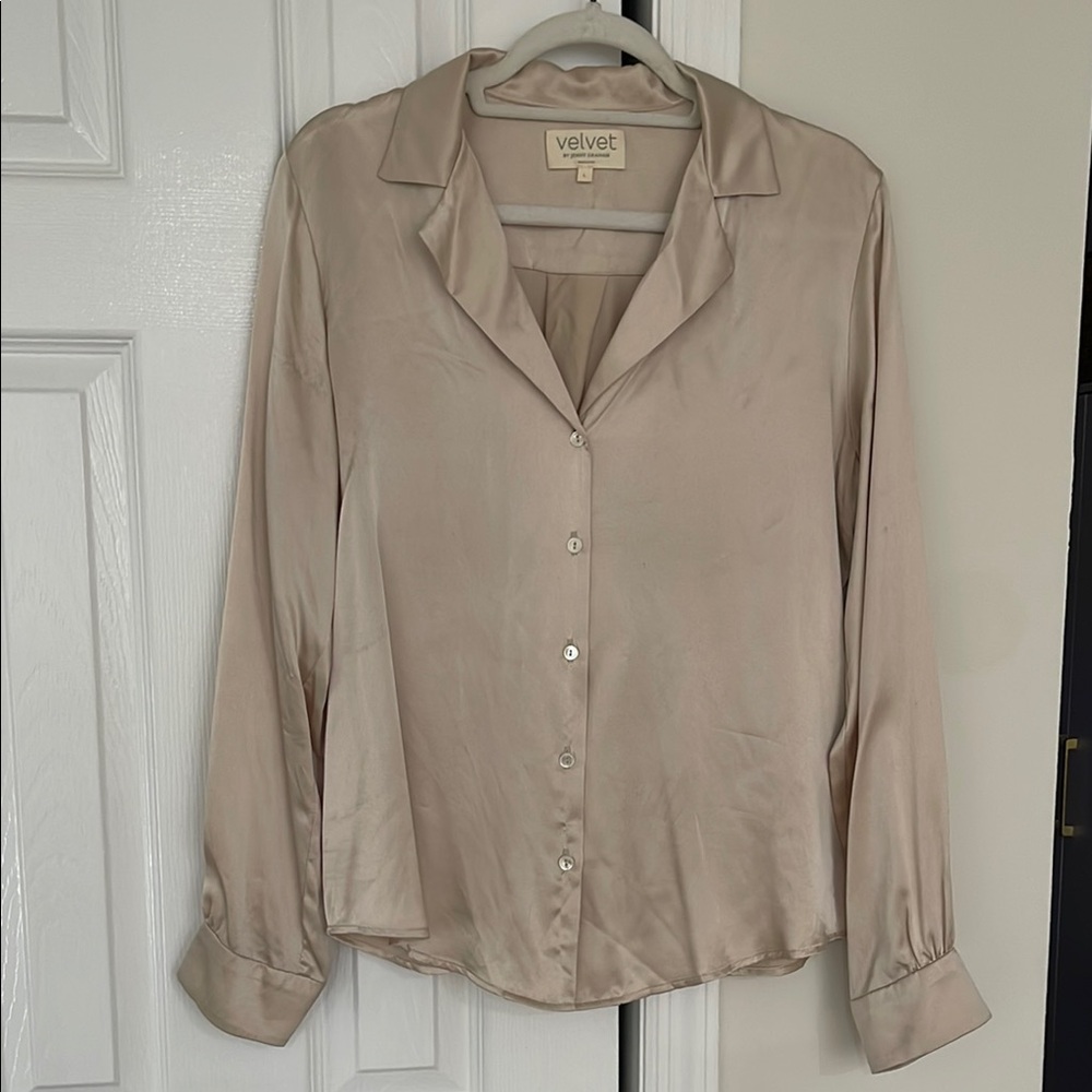Velvet by Graham & Spencer 100% silk Long Sleeve Blouse
